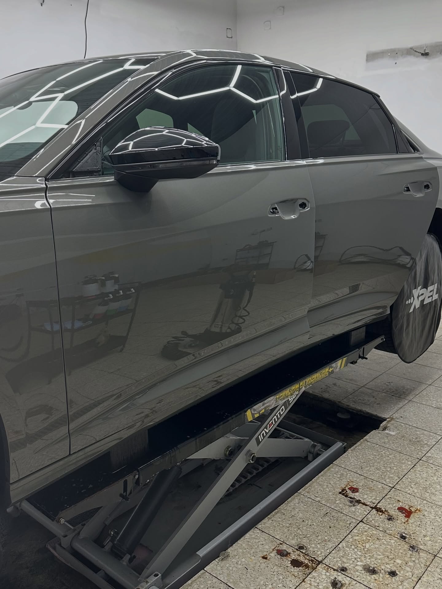 Audi A6 dostala polep přední části, všech dveří vč. B slo... — foto 3