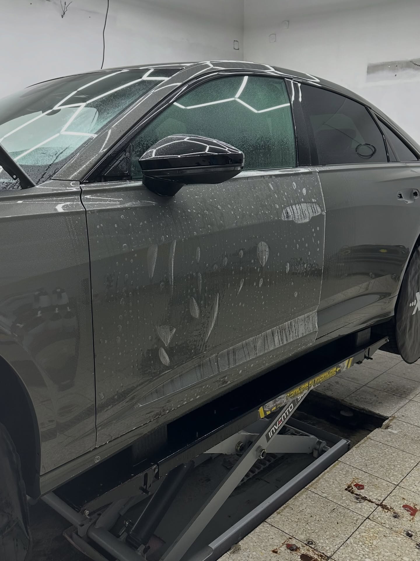 Audi A6 dostala polep přední části, všech dveří vč. B slo... — foto 2