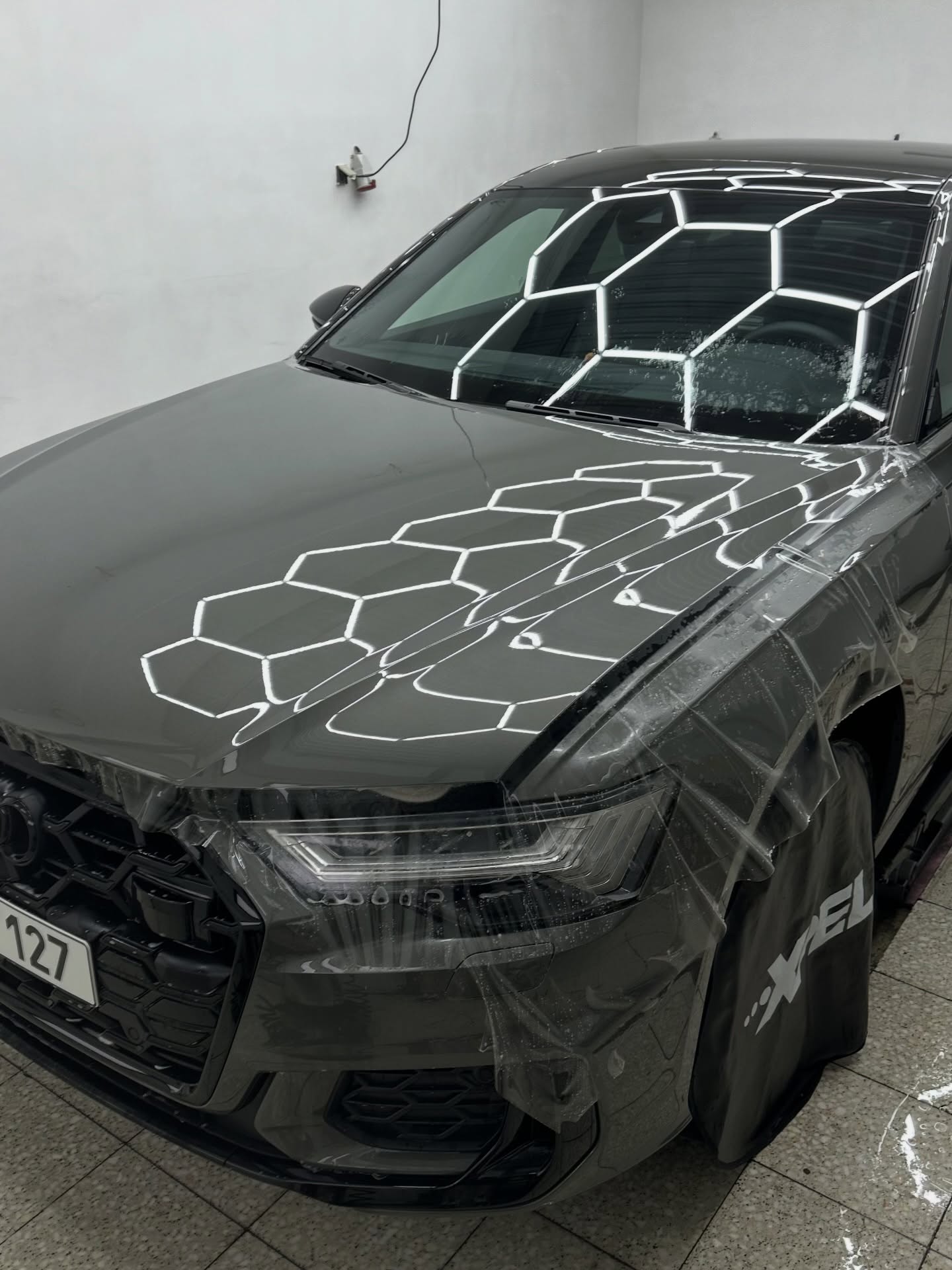 Audi A6 dostala polep přední části, všech dveří vč. B slo...
